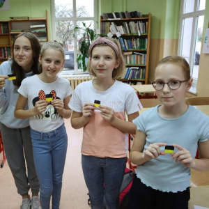 pokaż obrazek - Uczniowie wykonują symbole Kaszub