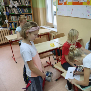 pokaż obrazek - Uczniowie wykonują symbole Kaszub