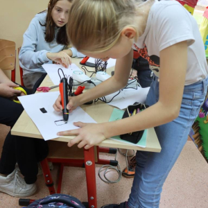 pokaż obrazek - Uczniowie wykonują symbole Kaszub