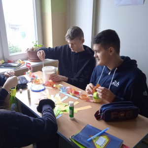 pokaż obrazek - Uczniowie przygotowują ozdoby