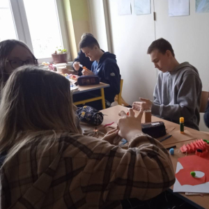 pokaż obrazek - Uczniowie przygotowują ozdoby