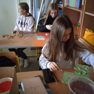 pokaż obrazek - Uczniowie przygotowują ozdoby