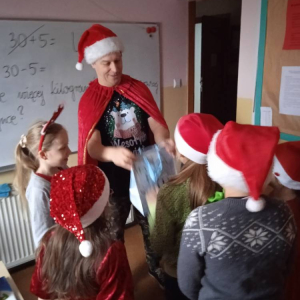 pokaż obrazek - Wyjątkowy Mikołaj w klasie II