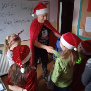 pokaż obrazek - Wyjątkowy Mikołaj w klasie II