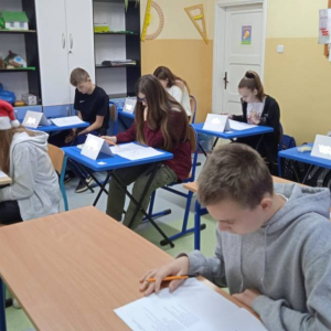 pokaż obrazek - Uczniowie piszą egzamin