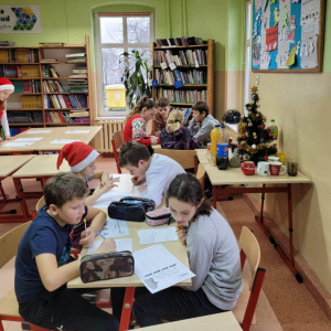 pokaż obrazek - Uczniowie rozwiązują mikołajkowe zadania