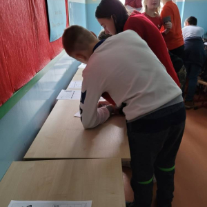 pokaż obrazek - Uczniowie rozwiązują mikołajkowe zadania