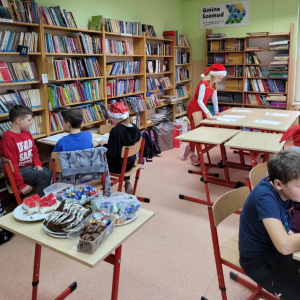 pokaż obrazek - Uczniowie rozwiązują mikołajkowe zadania