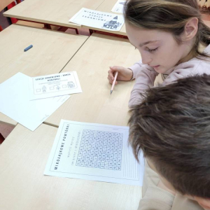 pokaż obrazek - Uczniowie rozwiązują mikołajkowe zadania