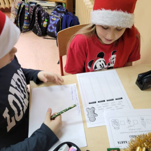 pokaż obrazek - Uczniowie rozwiązują mikołajkowe zadania