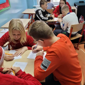 pokaż obrazek - Uczniowie rozwiązują mikołajkowe zadania