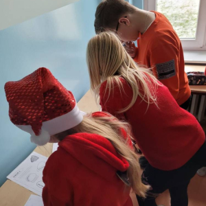 pokaż obrazek - Uczniowie rozwiązują mikołajkowe zadania