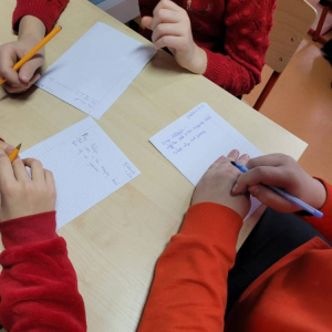 pokaż obrazek - Uczniowie rozwiązują mikołajkowe zadania