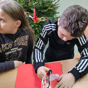 pokaż obrazek - Uczniowie wykonują ozdoby choinkowe