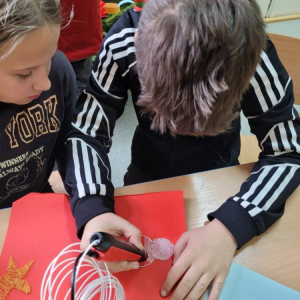 pokaż obrazek - Uczniowie wykonują ozdoby choinkowe
