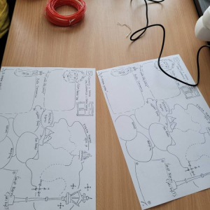 pokaż obrazek - Uczniowie używają długopisów 3D