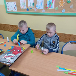 pokaż obrazek - Uczniowie wykonują świąteczny łańcuch
