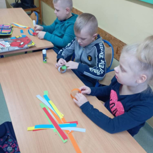 pokaż obrazek - Uczniowie wykonują świąteczny łańcuch