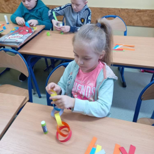 pokaż obrazek - Uczniowie wykonują świąteczny łańcuch