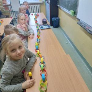pokaż obrazek - Uczniowie wykonują świąteczny łańcuch