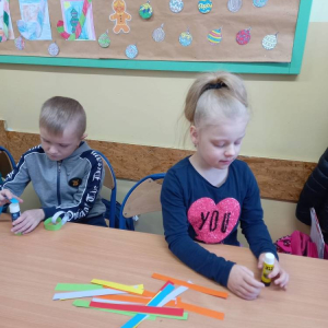 pokaż obrazek - Uczniowie wykonują świąteczny łańcuch