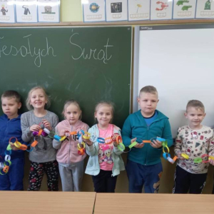 pokaż obrazek - Uczniowie trzymają świąteczny łańcuch
