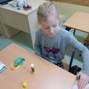 pokaż obrazek - Uczniowie wykonują świąteczny łańcuch