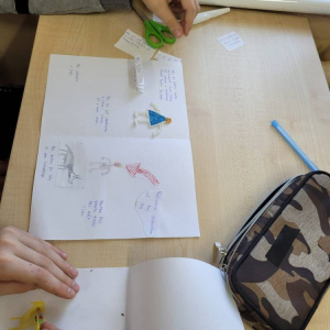 pokaż obrazek - Uczniowie wykonują lapbook