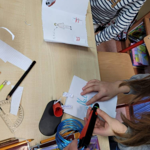 pokaż obrazek - Uczniowie wykonują lapbook