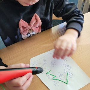 pokaż obrazek - Uczniowie wykonują świąteczne ozdoby 