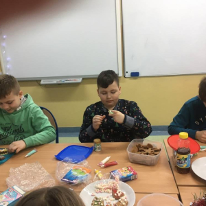 pokaż obrazek - Uczniowie dekorują pierniki
