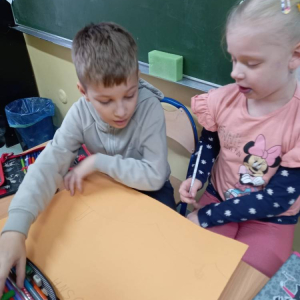 pokaż obrazek - Uczniowie wykonują pracę plastyczną