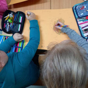 pokaż obrazek - Uczniowie wykonują pracę plastyczną