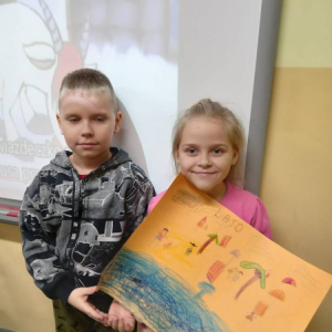 pokaż obrazek - Uczniowie prezentują swoje prace