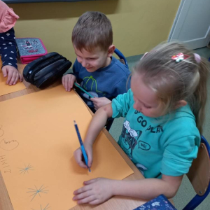 pokaż obrazek - Uczniowie wykonują pracę plastyczną