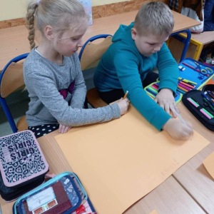 pokaż obrazek - Uczniowie wykonują pracę plastyczną