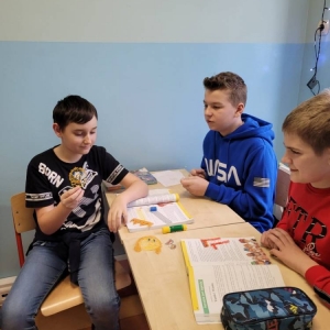 pokaż obrazek - Uczniowie używają długopisów 3D