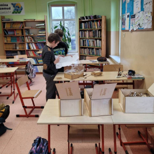 pokaż obrazek - Uczniowie pracują z klockami