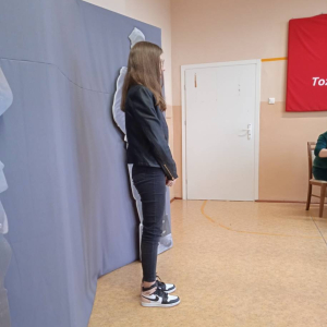 pokaż obrazek - Uczennica recytuje wiersz