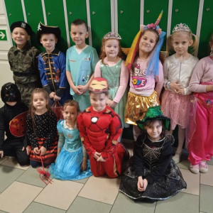 pokaż obrazek - Dzieci w karnawałowych strojach