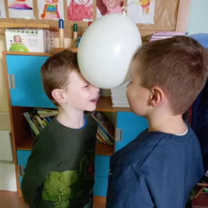 pokaż obrazek - Zabawa z balonami