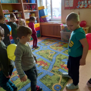 pokaż obrazek - Zabawa z balonami