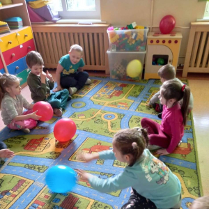 pokaż obrazek - Zabawa z balonami