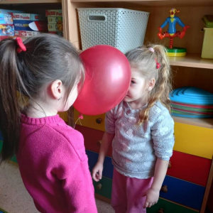 pokaż obrazek - Zabawa z balonami
