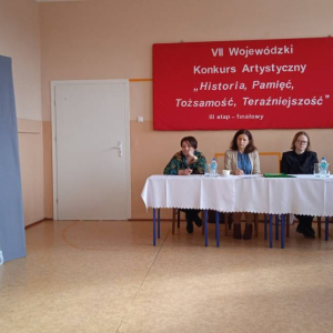 pokaż obrazek - Uczennica recytuje wiersz