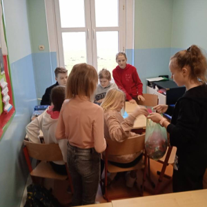 pokaż obrazek - Uczennica rozdaje serduszka z niespodzianką