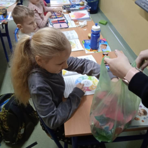 pokaż obrazek - Uczennica rozdaje serduszka z niespodzianką