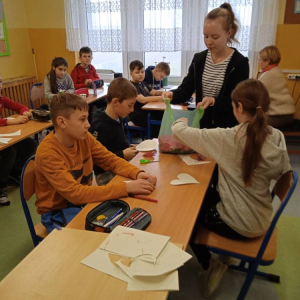 pokaż obrazek - Uczennica rozdaje serduszka z niespodzianką