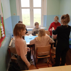 pokaż obrazek - Uczennica rozdaje serduszka z niespodzianką