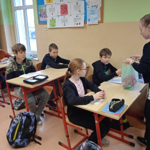 pokaż obrazek - Uczennica rozdaje serduszka z niespodzianką